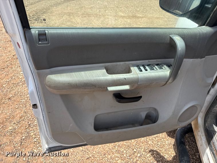 image for item FB6734 2009 Chevrolet Silverado 2500HD Crew Cab flatbed pickup truck