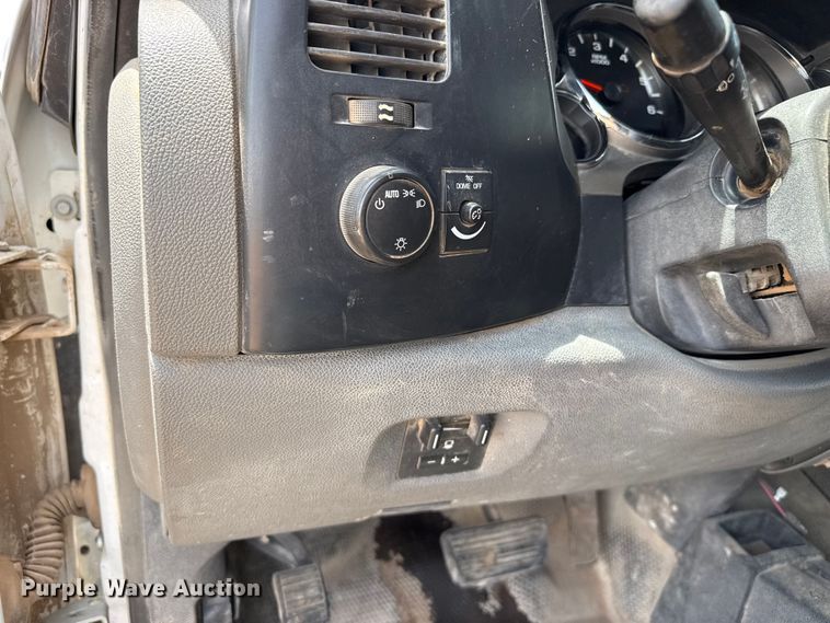 image for item FB6734 2009 Chevrolet Silverado 2500HD Crew Cab flatbed pickup truck