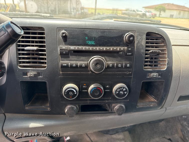 image for item FB6734 2009 Chevrolet Silverado 2500HD Crew Cab flatbed pickup truck