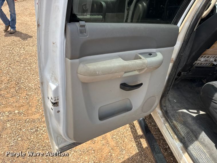 image for item FB6734 2009 Chevrolet Silverado 2500HD Crew Cab flatbed pickup truck