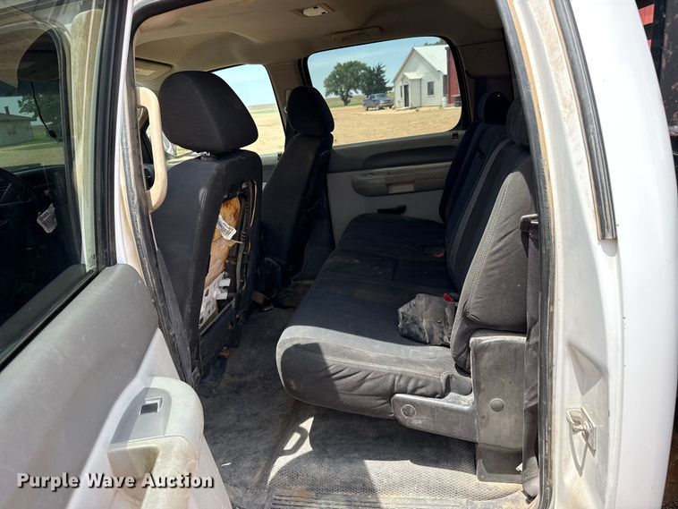 image for item FB6734 2009 Chevrolet Silverado 2500HD Crew Cab flatbed pickup truck
