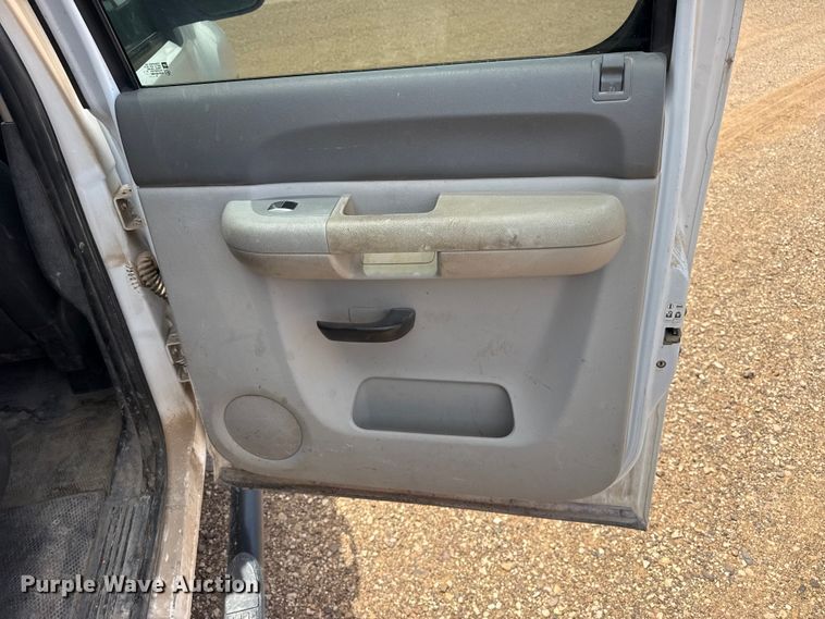 image for item FB6734 2009 Chevrolet Silverado 2500HD Crew Cab flatbed pickup truck