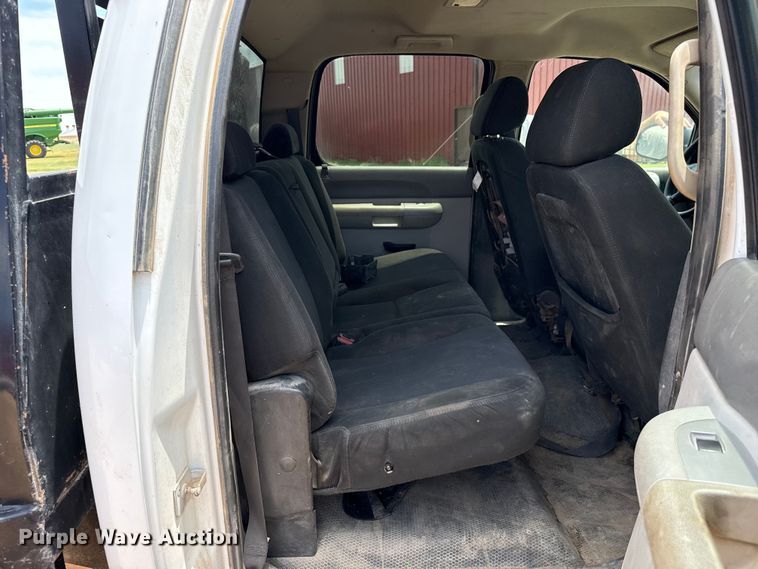 image for item FB6734 2009 Chevrolet Silverado 2500HD Crew Cab flatbed pickup truck