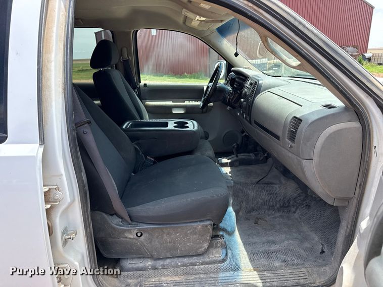 image for item FB6734 2009 Chevrolet Silverado 2500HD Crew Cab flatbed pickup truck
