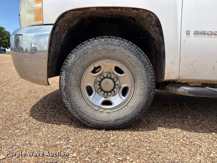image for item FB6734 2009 Chevrolet Silverado 2500HD Crew Cab flatbed pickup truck