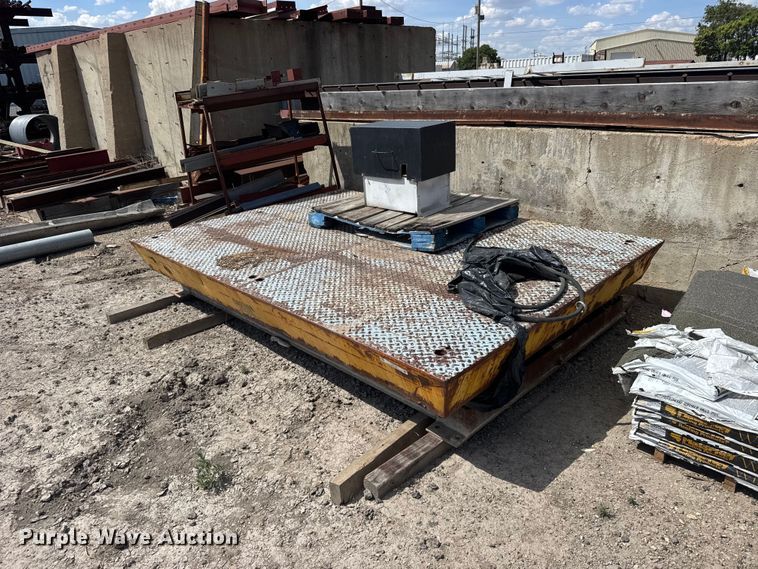 Scissor lift loading dock