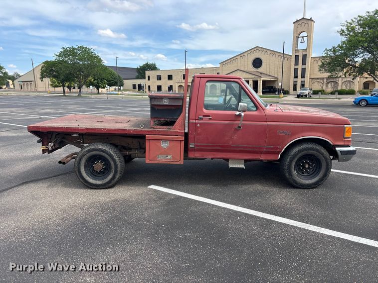 image for item FC2363 1990 Ford F250 flatbed pickup truck