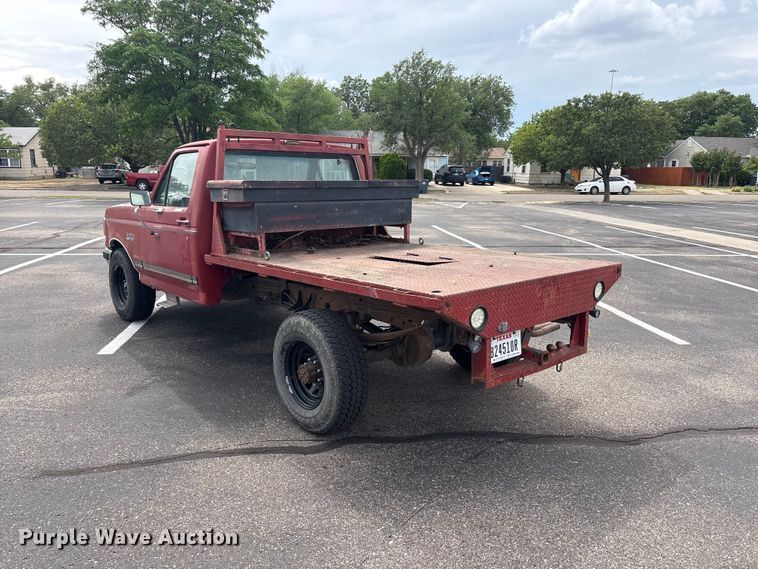 image for item FC2363 1990 Ford F250 flatbed pickup truck