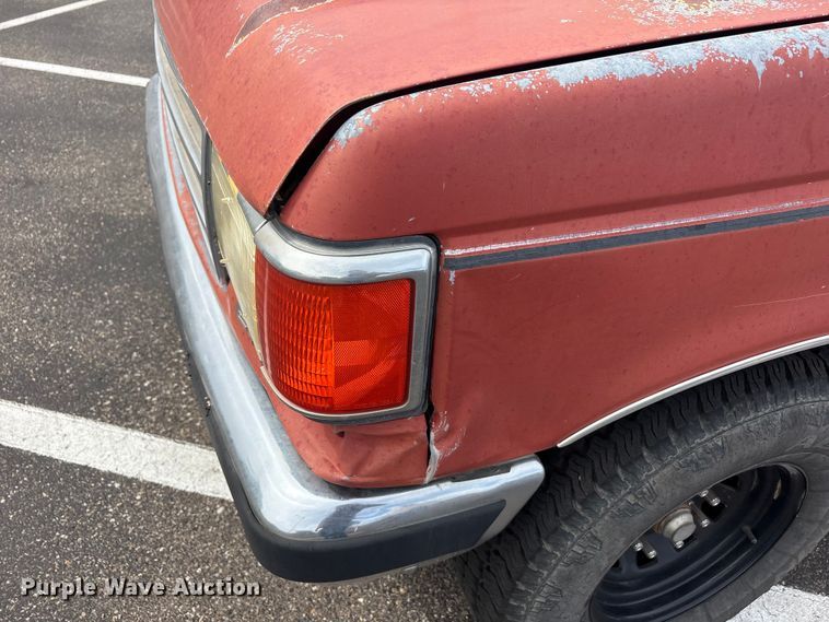 image for item FC2363 1990 Ford F250 flatbed pickup truck
