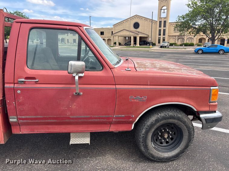 image for item FC2363 1990 Ford F250 flatbed pickup truck
