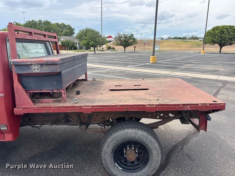 image for item FC2363 1990 Ford F250 flatbed pickup truck