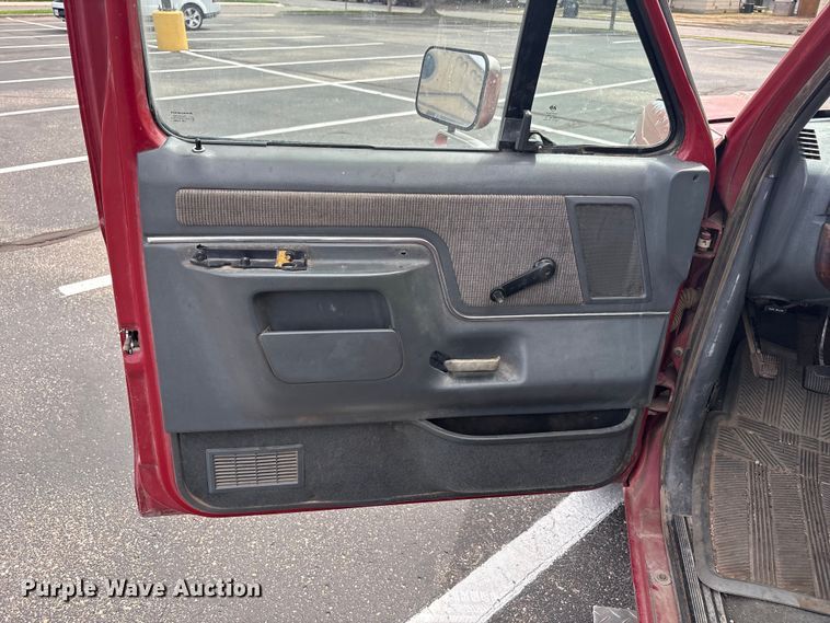 image for item FC2363 1990 Ford F250 flatbed pickup truck