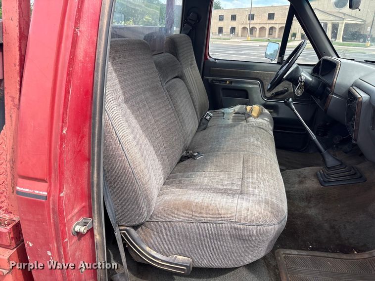 image for item FC2363 1990 Ford F250 flatbed pickup truck
