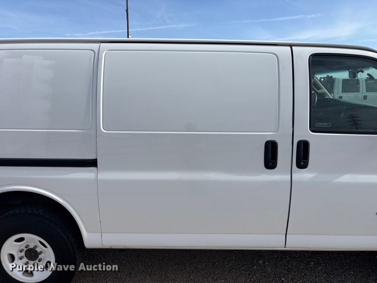 image for item FC2399 2019 Chevrolet Express van