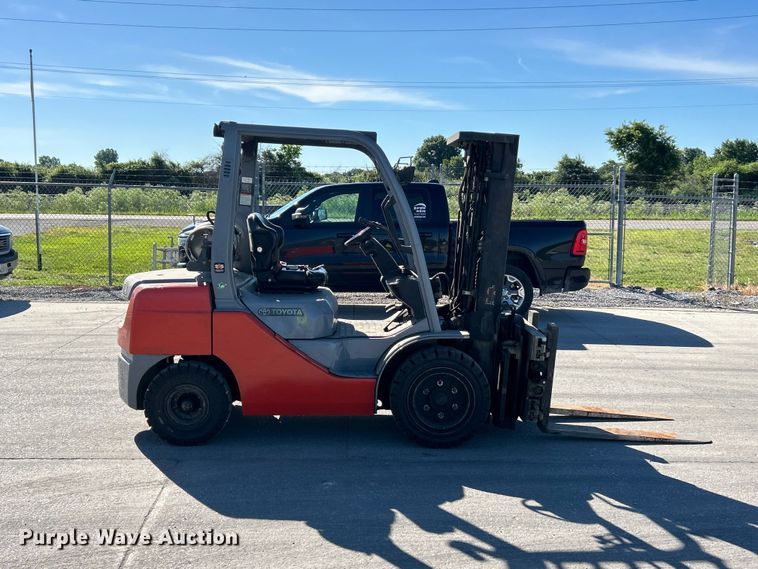 image for item FC2728 Toyota 8F-GU30 forklift