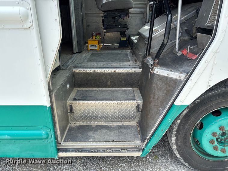 image for item FC5798 2009 Workhorse W42 delivery van
