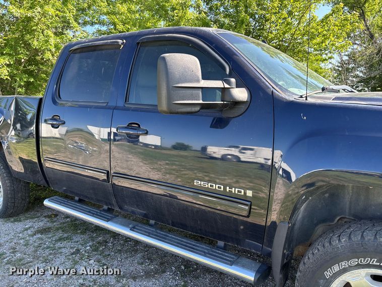image for item FC5852 2009 GMC Sierra 2500HD Crew Cab pickup truck