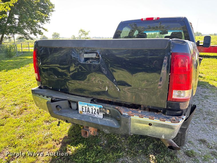 image for item FC5852 2009 GMC Sierra 2500HD Crew Cab pickup truck