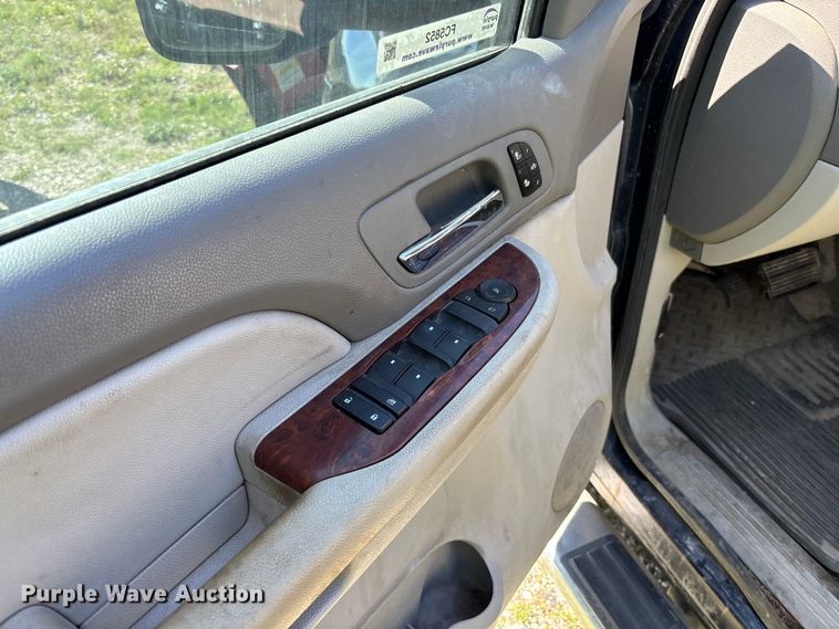 image for item FC5852 2009 GMC Sierra 2500HD Crew Cab pickup truck