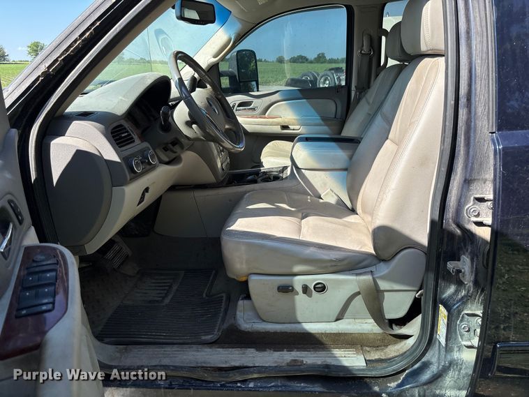 image for item FC5852 2009 GMC Sierra 2500HD Crew Cab pickup truck
