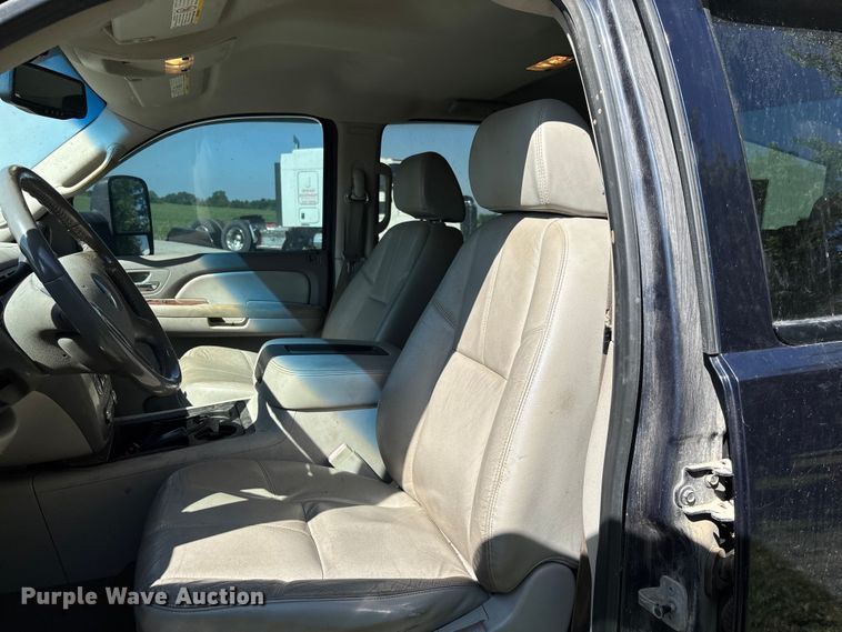 image for item FC5852 2009 GMC Sierra 2500HD Crew Cab pickup truck