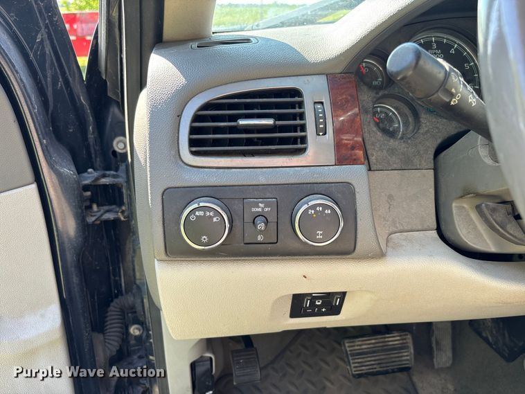 image for item FC5852 2009 GMC Sierra 2500HD Crew Cab pickup truck