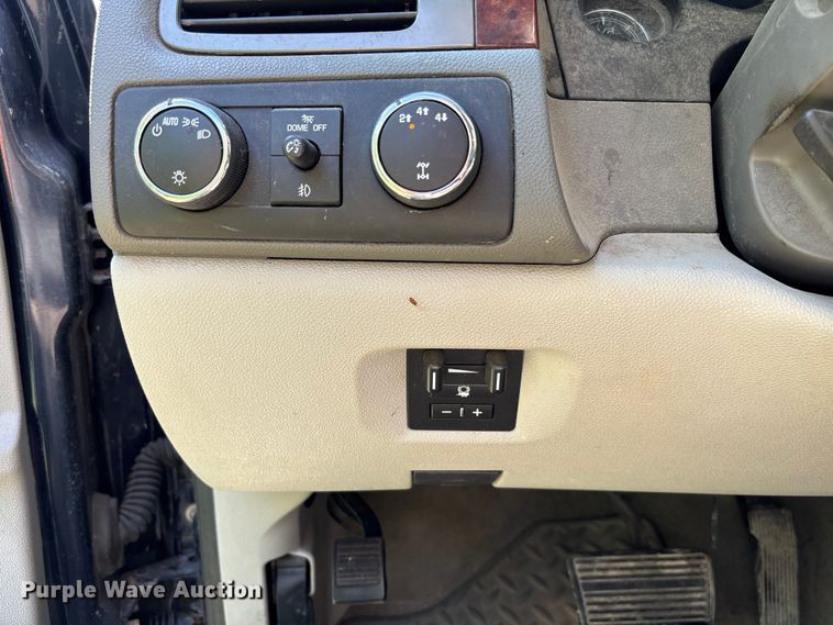 image for item FC5852 2009 GMC Sierra 2500HD Crew Cab pickup truck