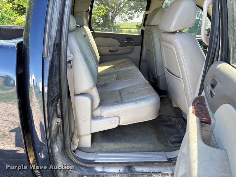 image for item FC5852 2009 GMC Sierra 2500HD Crew Cab pickup truck