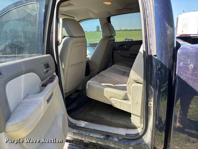 image for item FC5852 2009 GMC Sierra 2500HD Crew Cab pickup truck