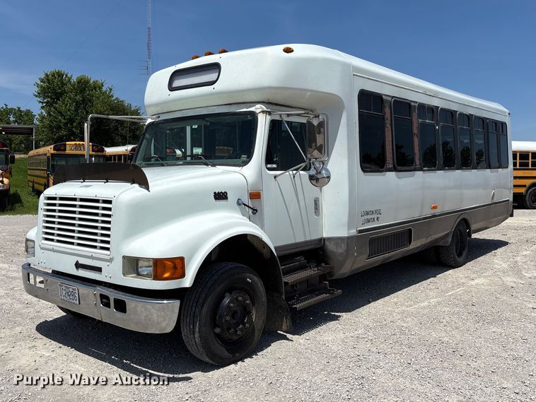 image for item FC5882 1997 International 3400 shuttle bus