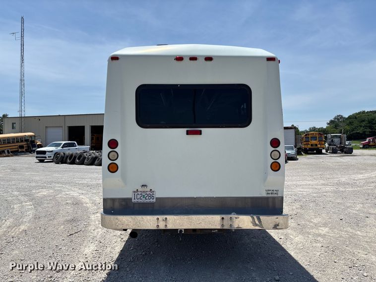 image for item FC5882 1997 International 3400 shuttle bus
