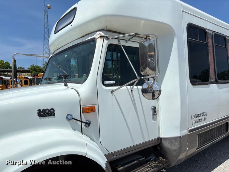 image for item FC5882 1997 International 3400 shuttle bus