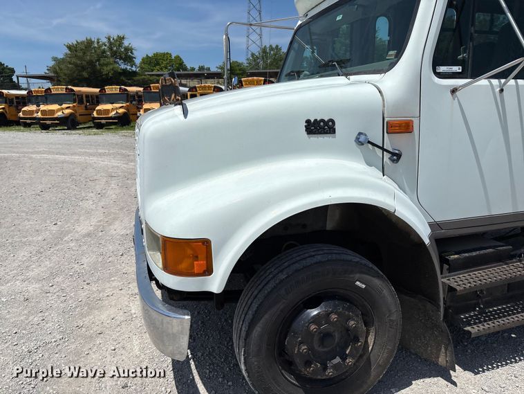 image for item FC5882 1997 International 3400 shuttle bus