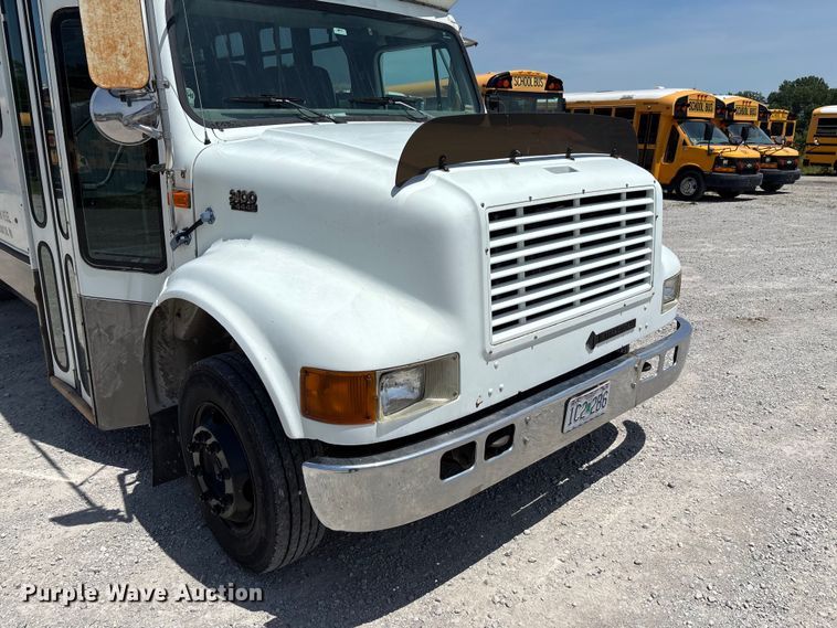 image for item FC5882 1997 International 3400 shuttle bus