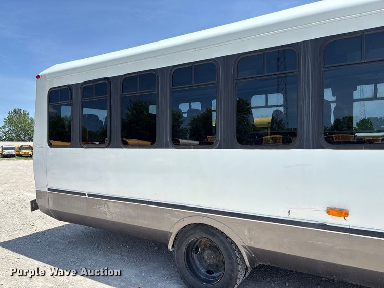 image for item FC5882 1997 International 3400 shuttle bus