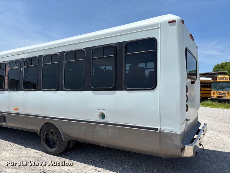 image for item FC5882 1997 International 3400 shuttle bus