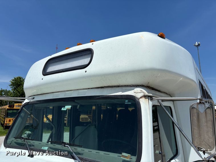 image for item FC5882 1997 International 3400 shuttle bus
