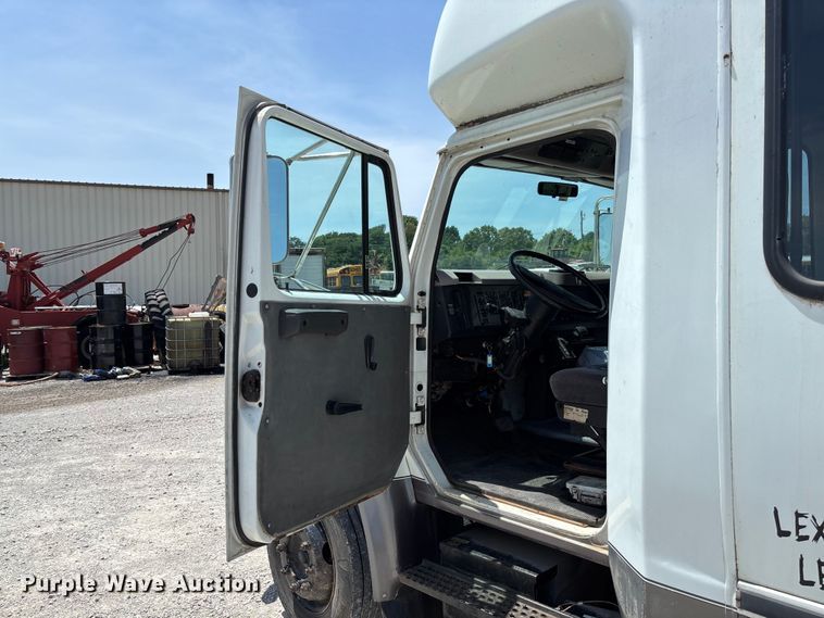 image for item FC5882 1997 International 3400 shuttle bus