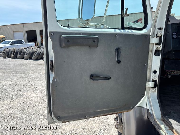 image for item FC5882 1997 International 3400 shuttle bus