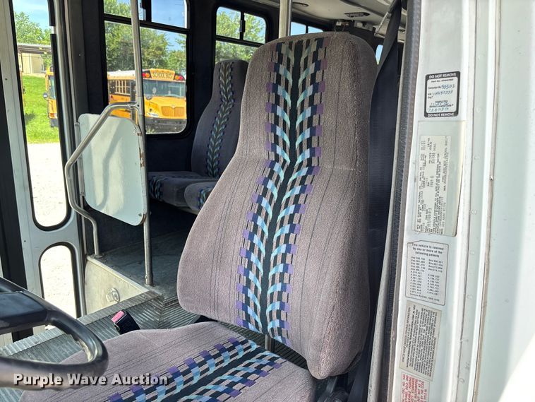 image for item FC5882 1997 International 3400 shuttle bus