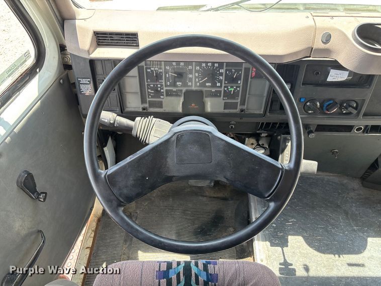 image for item FC5882 1997 International 3400 shuttle bus