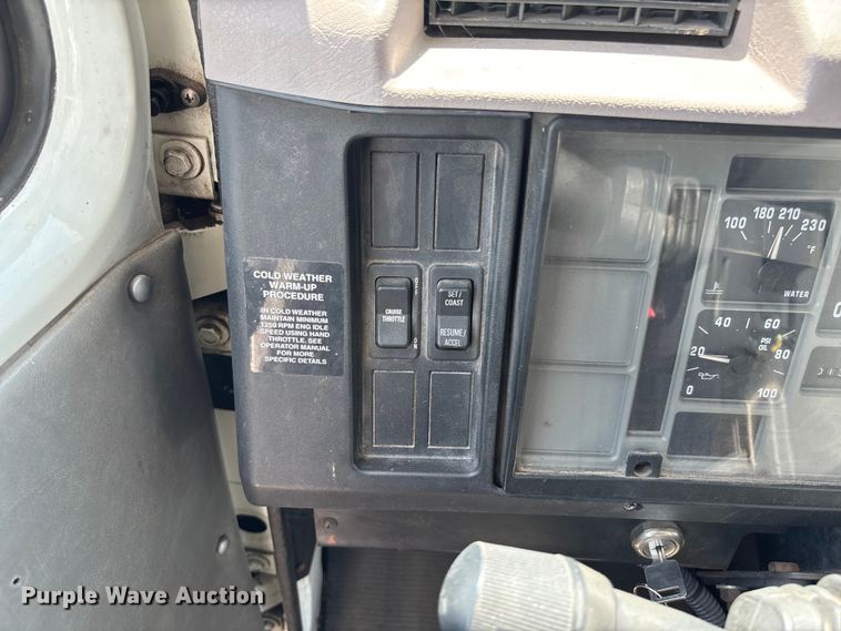 image for item FC5882 1997 International 3400 shuttle bus