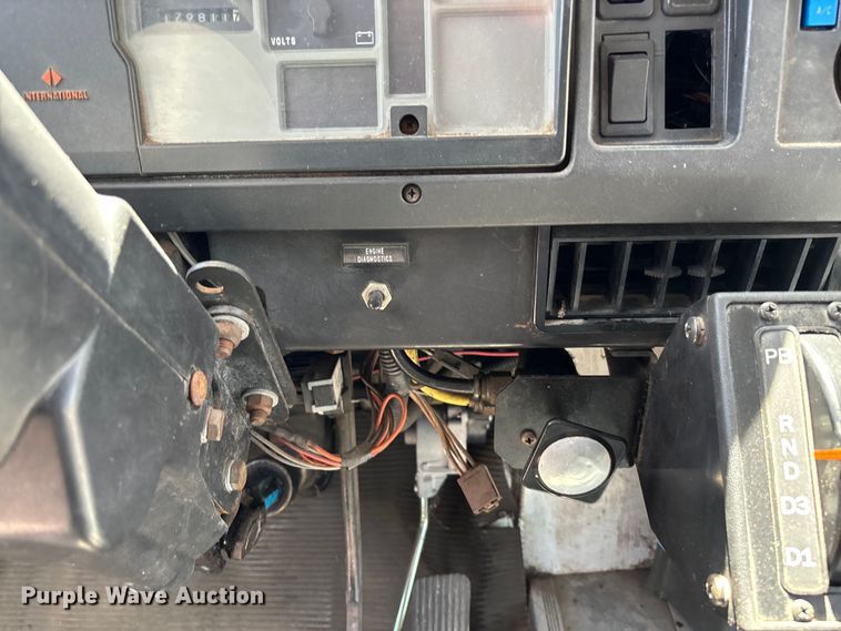 image for item FC5882 1997 International 3400 shuttle bus
