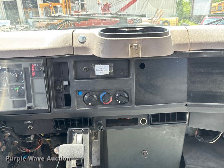 image for item FC5882 1997 International 3400 shuttle bus