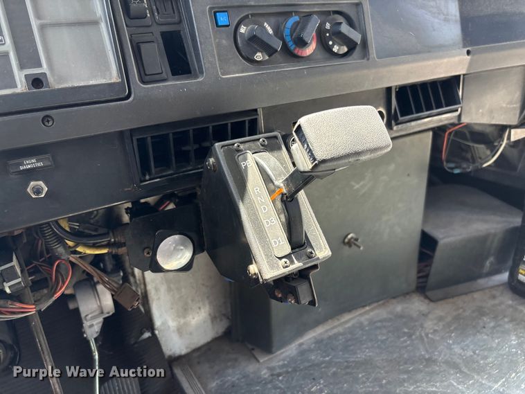 image for item FC5882 1997 International 3400 shuttle bus