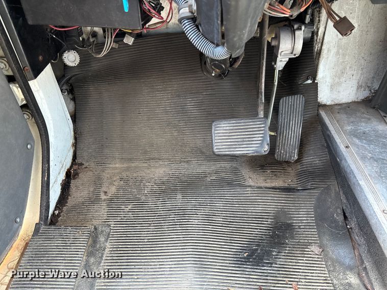 image for item FC5882 1997 International 3400 shuttle bus