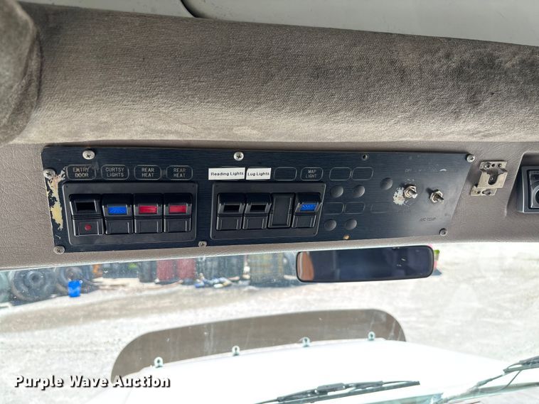 image for item FC5882 1997 International 3400 shuttle bus