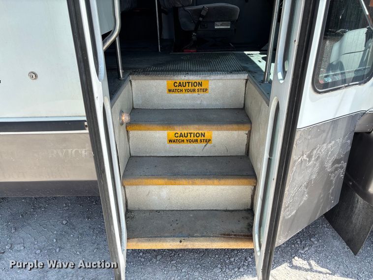 image for item FC5882 1997 International 3400 shuttle bus