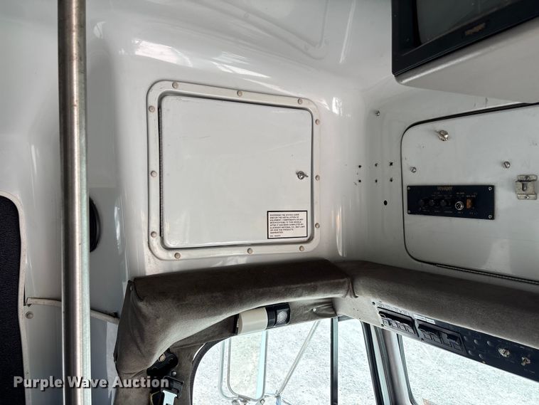 image for item FC5882 1997 International 3400 shuttle bus