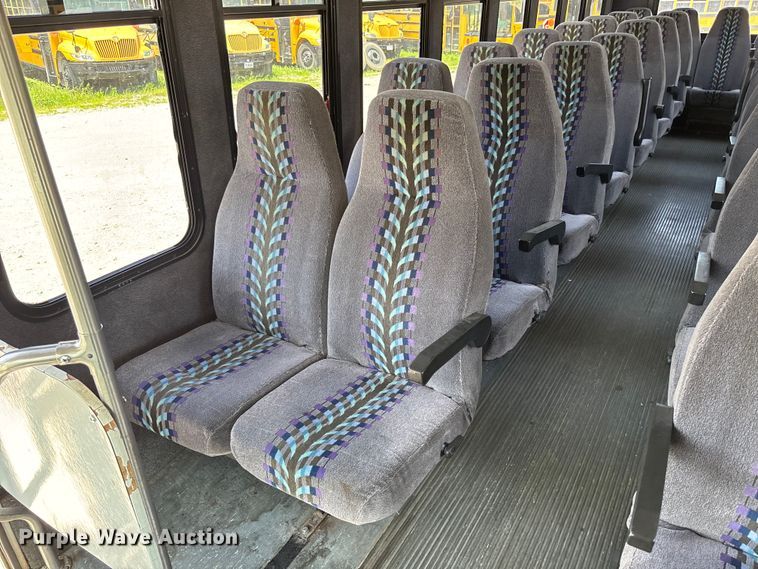 image for item FC5882 1997 International 3400 shuttle bus
